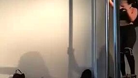 Doctora sexy se desnuda bailando en el tubo