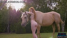 Nádherná horká zrzka MILF Heidi Romanova se svléká na venkovním sóle! Wow, jaká baba!