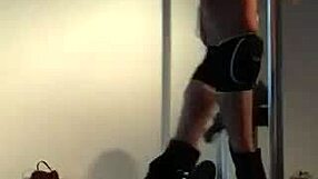 Doctora sexy se desnuda bailando en el tubo