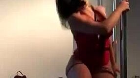 Doctora sexy se desnuda bailando en el tubo