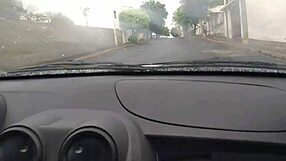 Estou fazendo uber e a mulher do meu vizinho pagou um boquete delicioso no carro pra mim