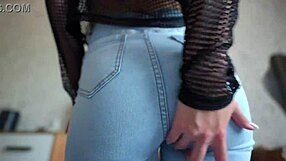 Богиня в дънки седна на лицето му с перфектния си задник и големи устни на путката в домашен POV стил