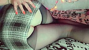 18+年轻秘书穿裙弯腰工作后紧逼自慰！