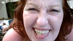 Hé, regarde Dawn épaisse et courbée exhiber son corps. Veux entendre ses paroles cochonnes ?