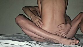 Flaca se pone caliente y cachonda en acción intensa