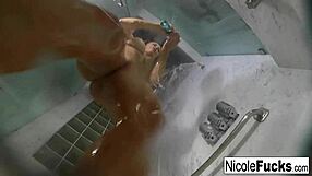 嘿妮可·安妮斯顿，想和我一起洗个长长的热水澡吗？一边摸自己