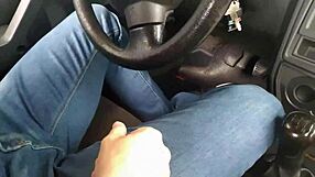 Estou fazendo uber e a mulher do meu vizinho pagou um boquete delicioso no carro pra mim