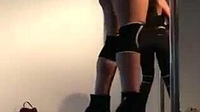 Doctora sexy se desnuda bailando en el tubo