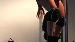 Doctora sexy se desnuda bailando en el tubo