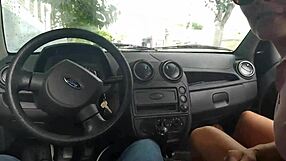 Estou fazendo uber e a mulher do meu vizinho pagou um boquete delicioso no carro pra mim