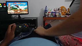 Eu Jogo Enquanto Minha Madrasta Me Massageia em Segredo com a Calcinha e Bunda Grande