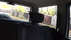 ik kijk naar deze curvy milf die zich uitkleedt in de auto en haar harige kut toont aan de webcam buiten