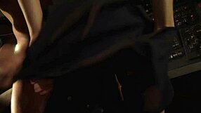 Madelyb Marie strastno jebe v letalu z obrito pičko in obraznim izlivom