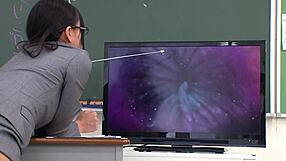 Слаба японска учителка съблазнява за двоен крем пай в класната стая