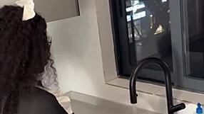 خادمة سوداء ساخنة تم القبض عليها تركب رئيسها بقوة في فيديو إكس كامل