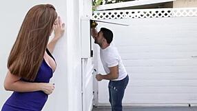 Ivy Secret tânjește după pula adolescentului 18+ pentru futut câinește fără prezervativ