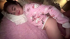 Stedsøster deler brors seng