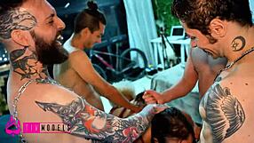 Roleta De Pica - Amigas Chupam Amigos Girando Na Cadeira