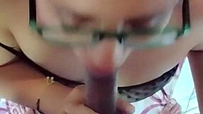 Chubby brunette shakes big ass in bedroom close-up?