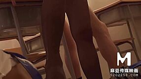 ครูสาวเอเชียในห้องเรียนเซ็กซี่ด้วยนมใหญ่