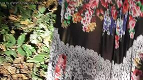 หญิงสาวแก่ขนเยอะแฟลชใต้กระโปรงในสวนสาธารณะ