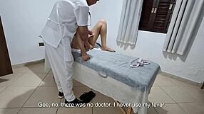 Доктор преглежда путката и дупето на блондинка преди лизане на дупе