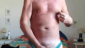 Перверзен татко си играе с твърдия булдж в тюркоазен тонг!