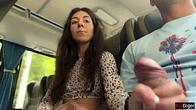 Flash de bite en public - Je montre ma queue dans le bus et un inconnu me branle au jardin