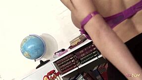 嘿，顽皮的女同性恋穿着裙子在上课后舔阴部！