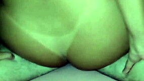 Femme cocue chevauche les jeunes potes 18+ pendant que le vieux cocu filme