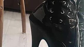 I watch Veve poppin' balloons in her latex stockings, it's so sharp!