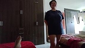 hermanastra de 18 años pide ropa y a cambio pide que le llenen el culo de leche.