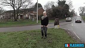 Bezwstydna brytyjska laska Bree Branning błyska cipką i sika publicznie dla UK-Flashers