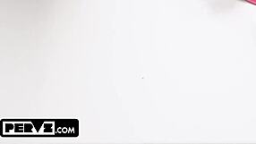 Co takhle ukázat, co je pod oblečením za snadný průchod?