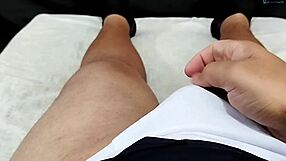 minha namorada bateu uma siririca gostosa na bucetinha apertadinha, me deixando excitado pra gozar!