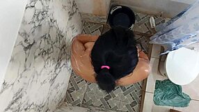 ducha ardiente madrastra follando ferozmente a su hijastro