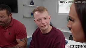 Заварена майка показва на заварена дъщеря как да прави секс правилно