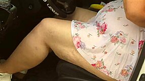 Milf BBW cu sâni mari servitoare își arată pizda în rochie mini în timp ce curăță