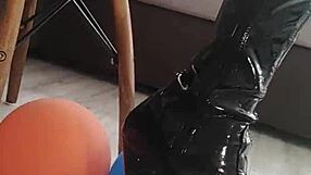 I watch Veve poppin' balloons in her latex stockings, it's so sharp!