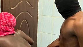 Falhoz nyomta a mocskos fürdőszobában villogva.