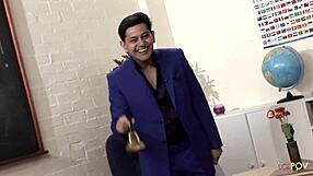 嘿，顽皮的女同性恋穿着裙子在上课后舔阴部！