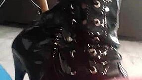 I watch Veve poppin' balloons in her latex stockings, it's so sharp!