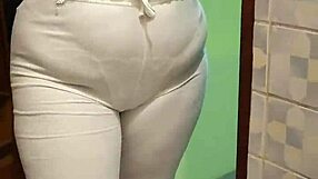 Mama mojega najboljšega prijatelja me najde pri masturbaciji z njeno tangico in mi ga sesa, dokler ne pridem v njeno usta del 2