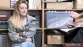 La Ladra Kate Prende Sesso Hardcore con il Grosso Cazzo di LP?