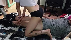 Posvojena sestra me zapelje za vročo pesjo pozo v hiši staršev.