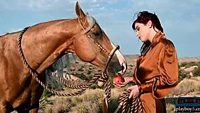 Doğal Kızıl Saçlı MILF Odette Açık Havada Çırılçıplak