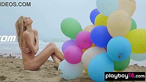 ¿La milf italiana flaca Blondie Farncy Torino se desnuda en la playa?
