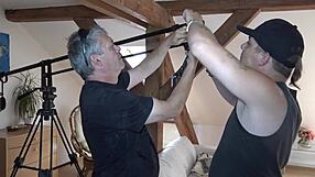 학교 교복 입고 백스테이지에서 큰 자지 블로우잡 해줘