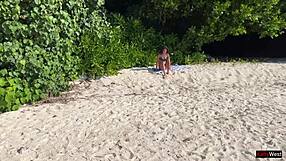 หญิงสาวตกใจโดนปัสสาวะบนชายหาด