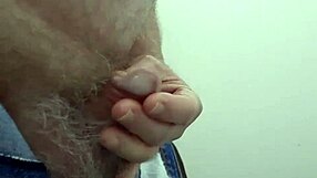 Rustyas1 masturbuje na veřejném záchodě 20. května